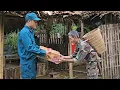Download Lagu Homeless old man was given a box of noodles by the militia and made popcorn to sell at the market