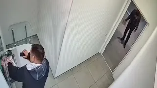 В Омске кассир автомобильного салона по ошибке отдала клиенту 2,5 млн рублей
