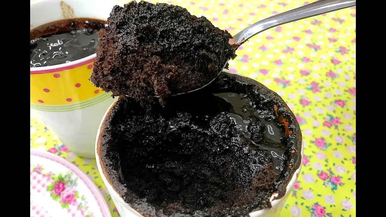 Neste vídeo, eu ensino a fazer BOLO DE CANECA FOFINHO E SEM OVO. Dá o play e vem ver essa receita de. 