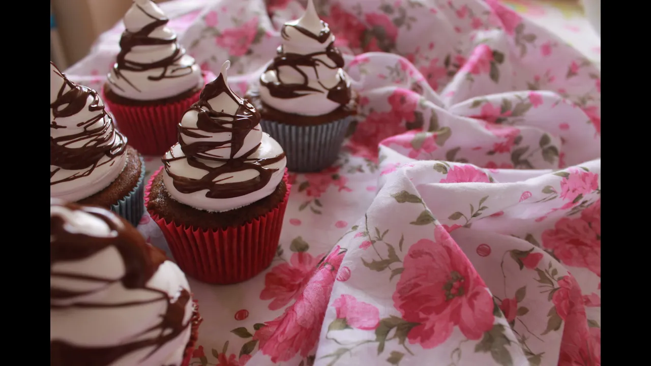CUPCAKE COM GOTAS DE CHOCOLATE