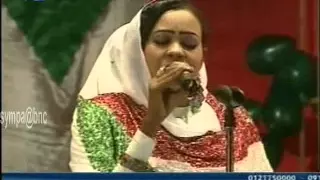 الفنانة منار صديق مع الكورال أنا أم درمان 