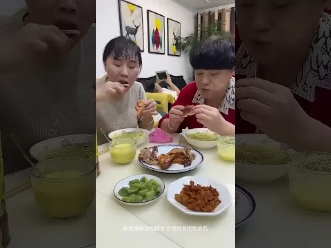 Chồng ích kỷ muốn chiếm hết gà nướng, tôi phản ứng nhanh và cùng mẹ ăn, anh ta tức khóc.