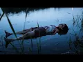 Download Lagu 【水鬼谜影 | Shadow Beneath】午夜，平静的水面浮上来一具惊悚女尸，女尸的双瞳早已被挖走！