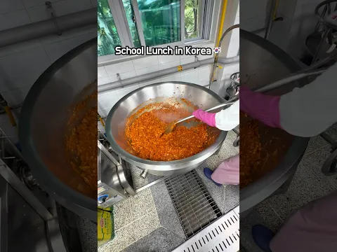 Making Kimchi Fried Rice at a Korean High School 🇰🇷🏫 #korea #southkorea #seoul #koreanfood