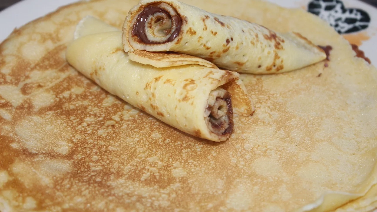 Grundrezept für Pancakes so werden sie perfekt I Köstlich mit frischen Früchten der Saison garniert. 