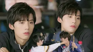 يشتعل من الغيرة عندما يراها تتكلم مع صديق طفولتها عزباء محترفة Professional Single مترجم 