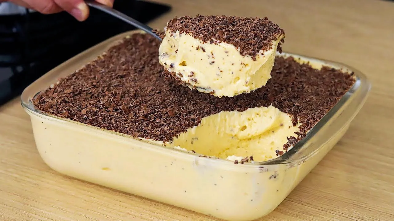 Essa sobremesa é a mais fácil que já fiz até hoje, leva somente gelatina e creme de leite e fica uma. 