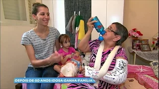 Após viver anos em hospital, idosa é adotada por cuidadora