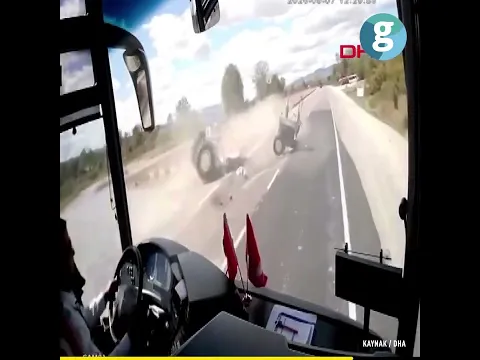 Otomobille çarpışan traktör ikiye bölündü: Yaralanan bile olmadı