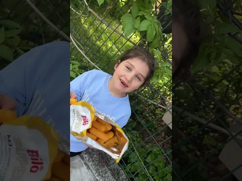قطه اكيوت تاكل دجاجه🤣🤣
