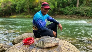 Pescando con linea de mano en un bonito rio, mojarras tepemechines y mas.