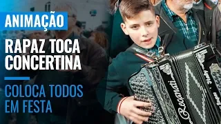 rapaz toca concertina e coloca todos em festa