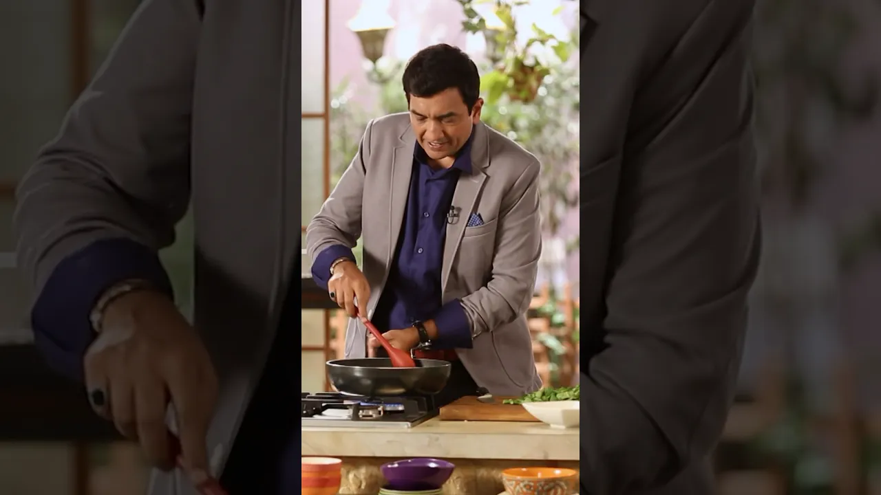 Sarson ka saag mein ab aayega ek naya twist!  #shorts #youtubeshorts #winterrecipe