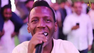 إح        نا ثلاث        ة وما ال      نا راب      ع مثل الخ    واتم بين الاصابع الفنان   أحمد العلي دندنها