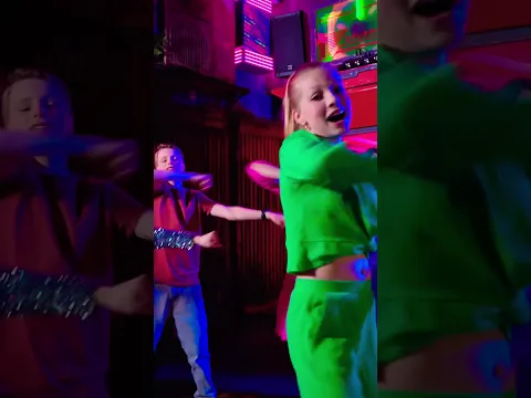 Wie kent dit nummer nog van de Barbie film? #barbiefilm #dualipa #popz #shorts