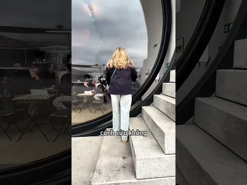 Cánh cửa quán cà phê này khiến ai cũng xoắn não 😮