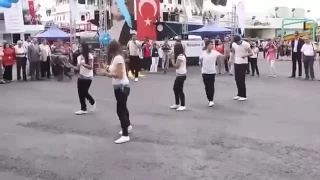 اجمل رقص على اغنية بين العصر والمغرب بنات اتراك دندنها