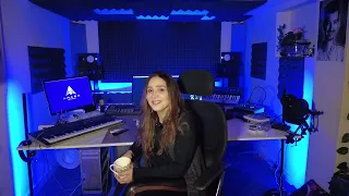 الفنانة رنا طارق ملحنة اغنية نفسي افوق يادنيا للفنان خالد عجاج دندنها