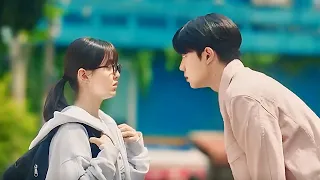 بنت قبيحه بي عجب بيها اوسم طالب فالمدرسه لكنها مبتعبرهوش وبت عجب هي بشاب تاني بيحب واحده تالته خالص 