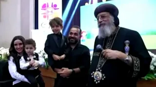 بعد اهداء صليبه البابا تواضروس يلتقي ب أسرة الطفل بوليكاربوس شوف قالهم ايه 