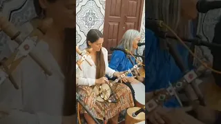 الفنانة كايتي الأمريكية تغني أغنية أمازيغية للرايس مبارك أيسار 