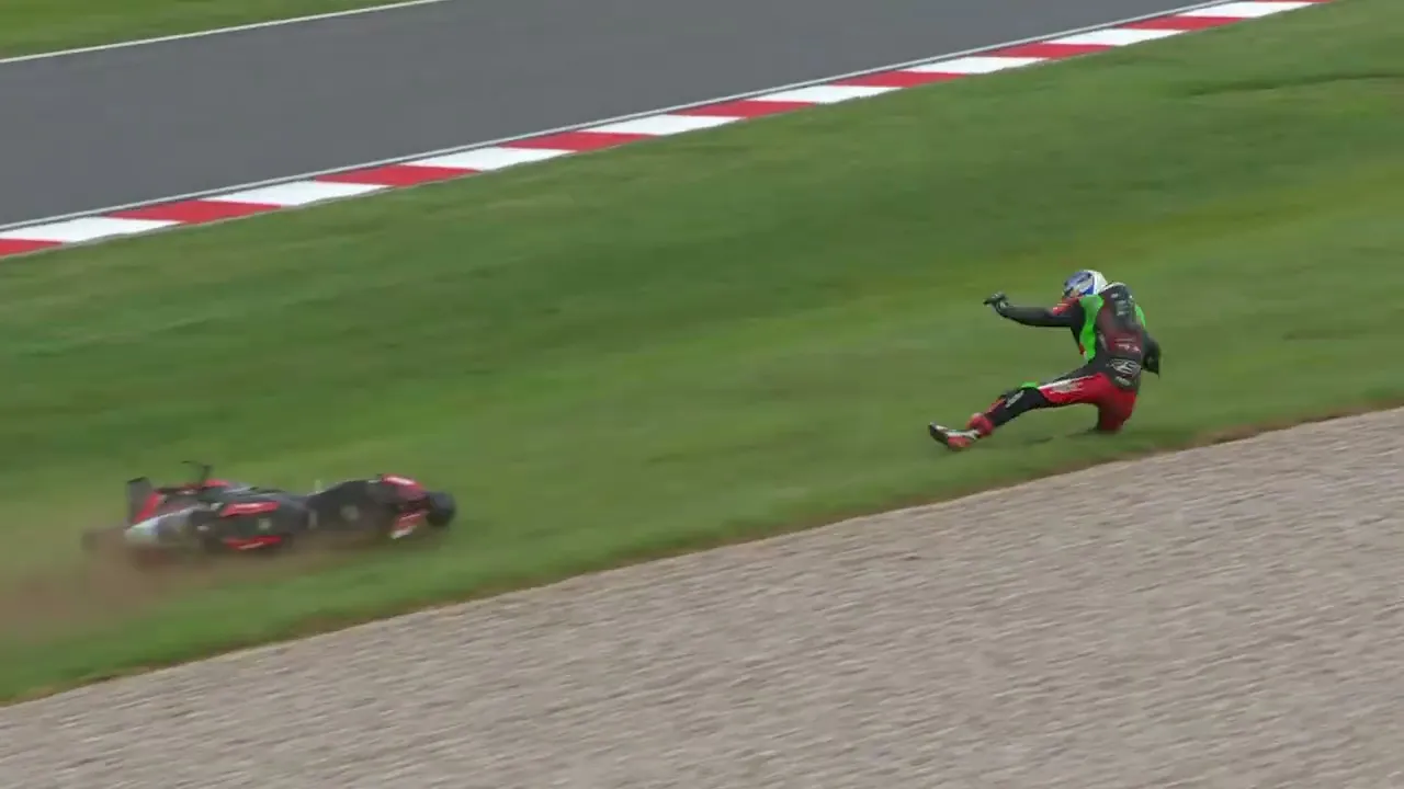 Glenn Irwin crashes out in ZYN BSB Race 3