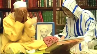 شيخ مغربي يبكي من شدة التدبر بعد سماعه شاب مغربي يقرأ القرآن تلاوة هادئة 