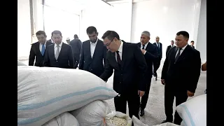 Садыр Жапаров ТАЛАСта төө буурчакты кайра иштетүүчү ишкананы ачып, тургундар менен баарлашты