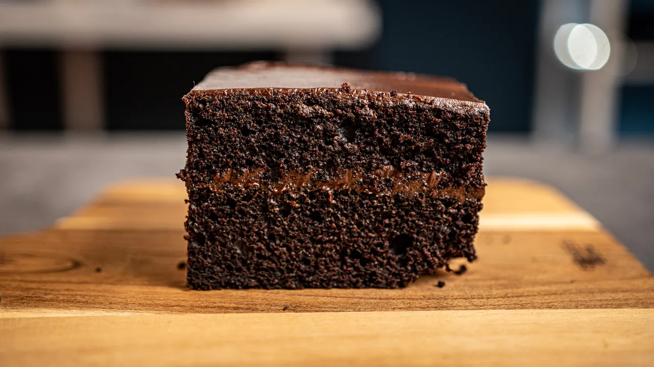 Bolo de chocolate escuro e húmido | Receita fantástica