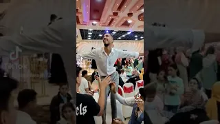 يلا ي موكوسه اللي مش بتعرفي ترقصي قومي هزي نفسك واعملي زيه 