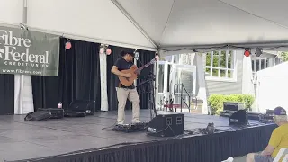 Artist performs at Cowlitz County Fair