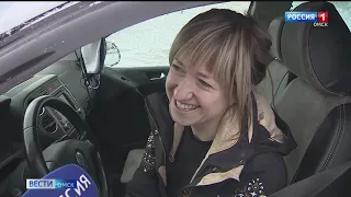 Омские госавтоинспекторы поздравили женщин с 8 марта