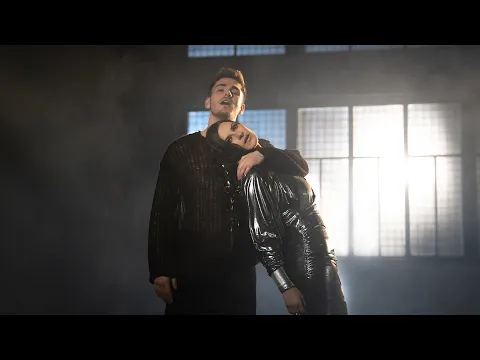 Video Thumbnail: Laura Pausini - LA DERNIÈRE CHANSON (DUE VITE) con Julien Lieb (Official Video)