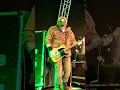 Download Lagu #muziek Mooi Wark gitarist Arnold Kuik valt van het podium en breekt pols. Archief beelden. #shorts