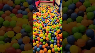  كرات ملونه  مسبح  العاب  اطفال  لعب  ضحك دندنها