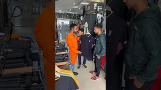 شاب يجبر بخاطر عامل نظافه وابنو  شاب يجبر بخاطر عامل نظافه وابنو