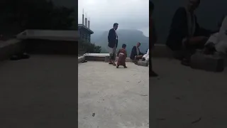 مشهد لعمار الكامل وهو يمشي بالجبا 