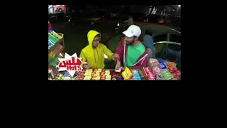 مقلب قلدت صوت بنت عند محل البقالة  تقليد اصوات  هلس      دندنها