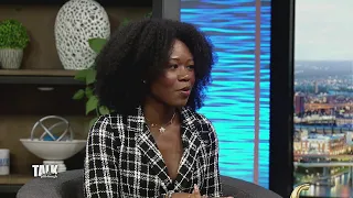 יושב עם השחקנית הראשית של השיר שלנו 