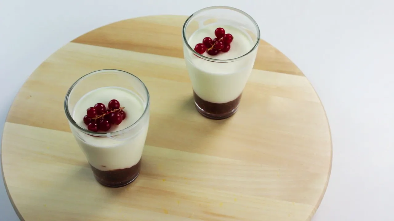Mousse de iogurte natural Ingredientes: 1 caixa de leite condensado 1 caixa de creme de leite 1 xíca. 