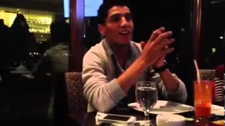 محمد عساف يغني حاول تفتكرني لعبدالحليم حافظ في جمعه مع الأصدقاء على طاولة العشاء في عمان الأردن 