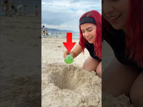 Enterré SQUISHYS en la PLAYA!🏝️😳 #hellomon #abriendojuguetes #juguetes #squishys