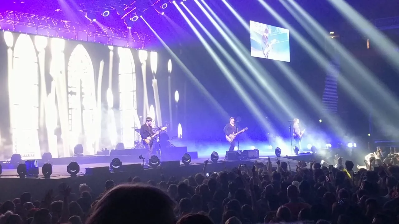 HOLD ME TIGHT OR DON'T - Fall Out Boy (Live at Manchester Arena - 29/03/18) HOLD ME TIGHT OR DON'T - Fall Out Boy (Live at Manchester Arena - 29/03/18)