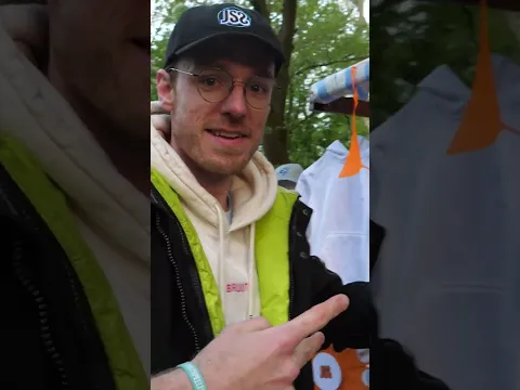 Irrelevante YouTuber probeert zijn merch te verkopen op markt