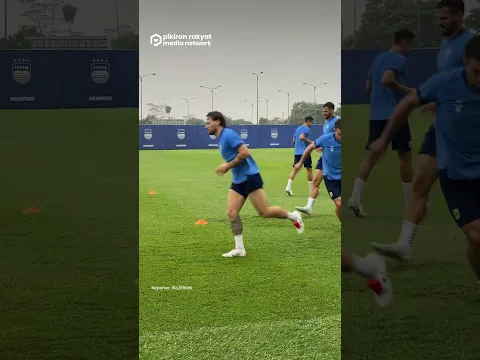 Di Bawah Guyuran Hujan, Skuad Persib Berlatih Jelang Laga Kontra Melbourne Victory