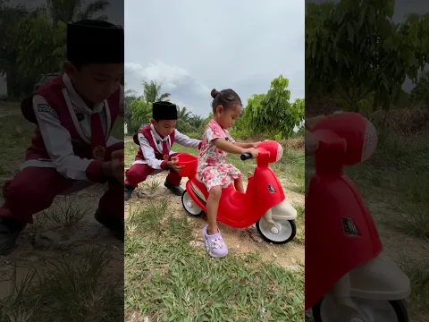 Senang banget Harumi punya mainan baru