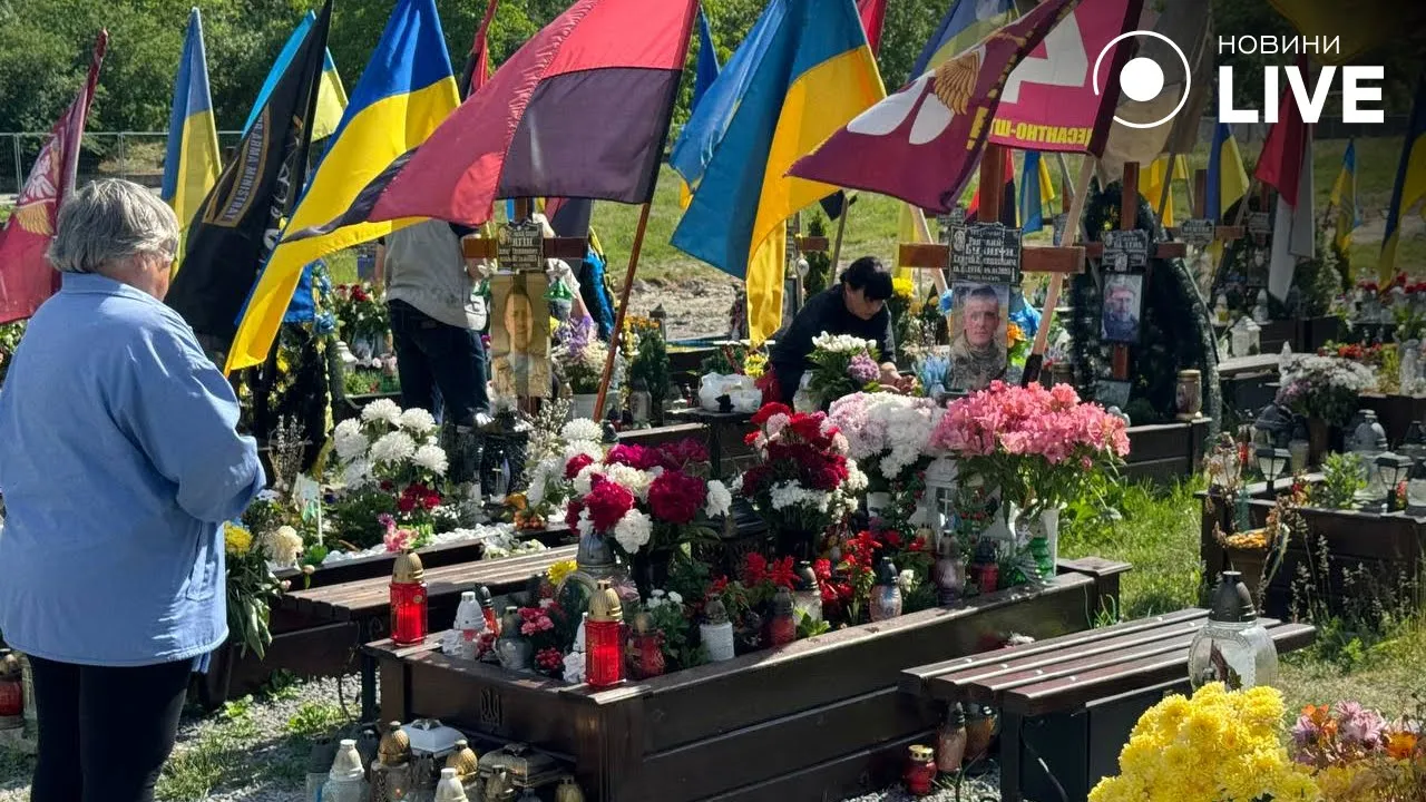 В День Героев на Лычаковском кладбище во Львове почтили память погибших воинов