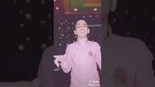 صاحب اغنيه انا عيني علي التاتو دندنها