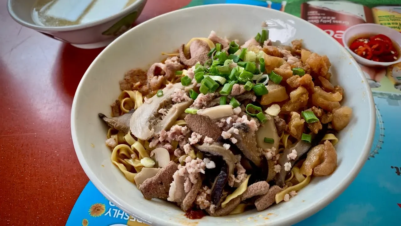 One of the best BAK CHOR MEE (minced meat noodles, ) in Singapore! (Taman Jurong, street food)