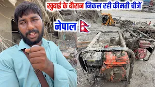 खुदाई के दौरान निकल रही है कीमती चीजें 